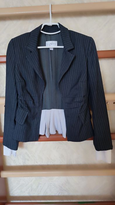 Піджак з білими рукавами