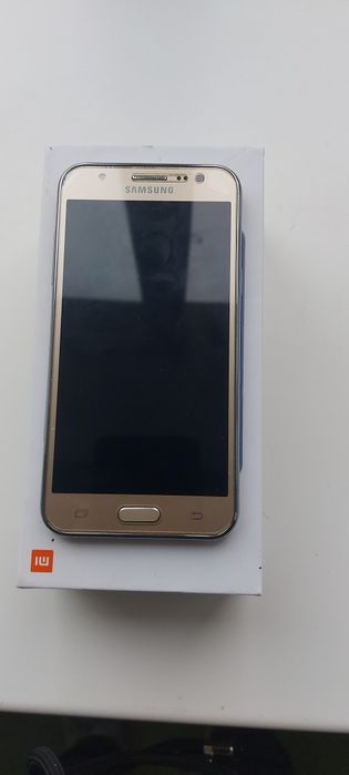 Смартфон Самсунг j5