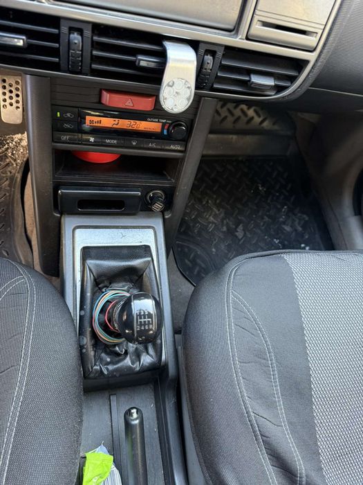 Не спешно машина вся в рідні