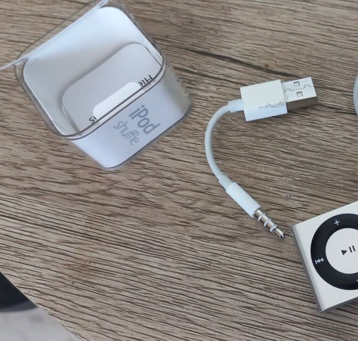 Apple iPod Shuffle 4th Generation Silver (2GB)A1373