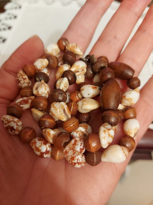 Colar Artesanal de Búzios e contas de Madeira.