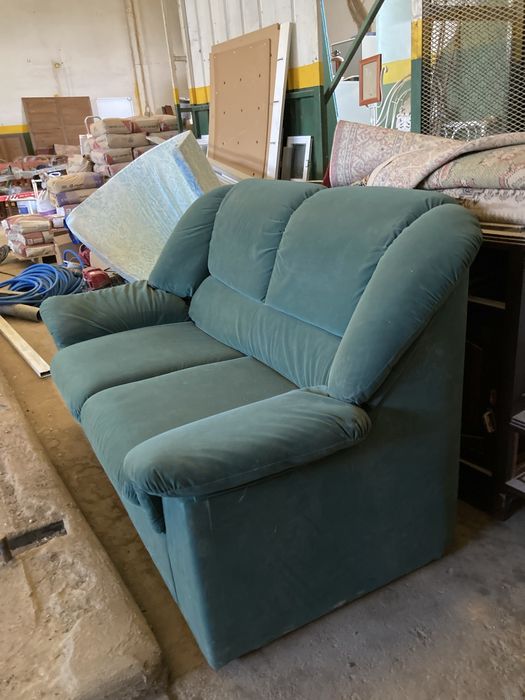 Sofá em veludo de dois lugares
