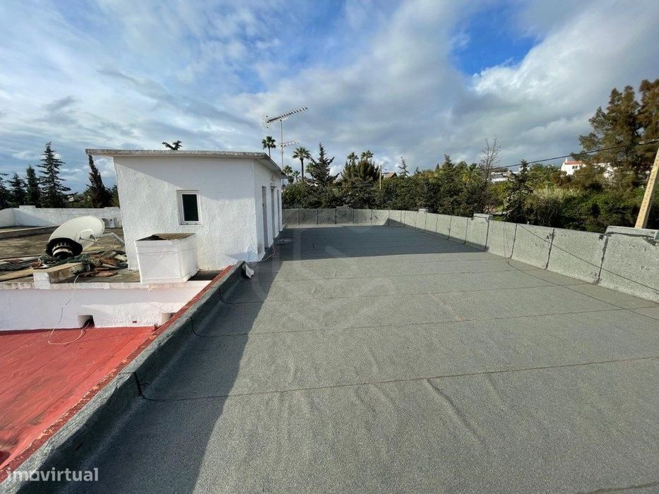 Propriedade de utilização mista, destinada a habitação e comércio, ...