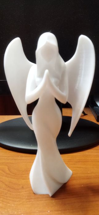 Фiгурка ангела, що молиться