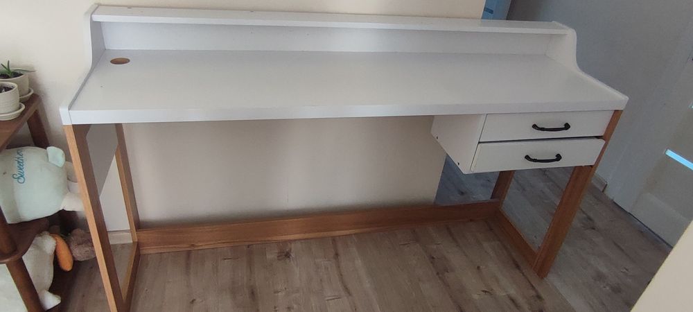 Письмовий  стіл .