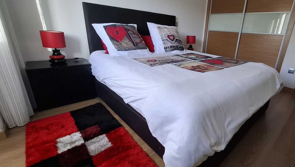 Quarto com sommier de casal com colchão 160x200 + mesinhas de cabeceira