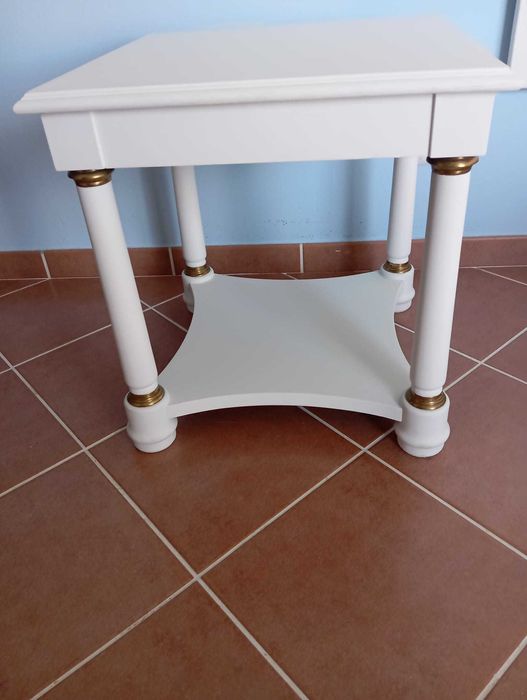 Mesa de madeira pintada