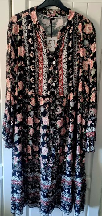 Vestido de manga comprida, florido em fundo preto.  TU