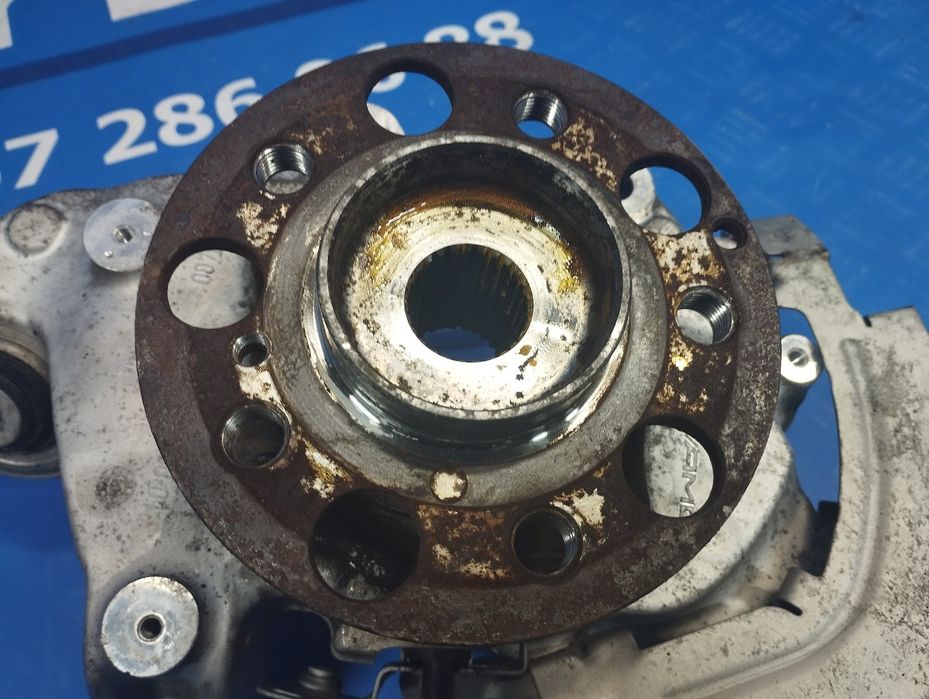 Ступиця (кулак цапфа) задня права AMG E 63 S