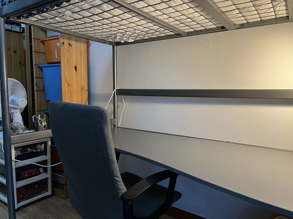 Cama Alta IKEA (TROMSÖ/SVÄRTA) com secretária + Colchão Solteiro 90x200