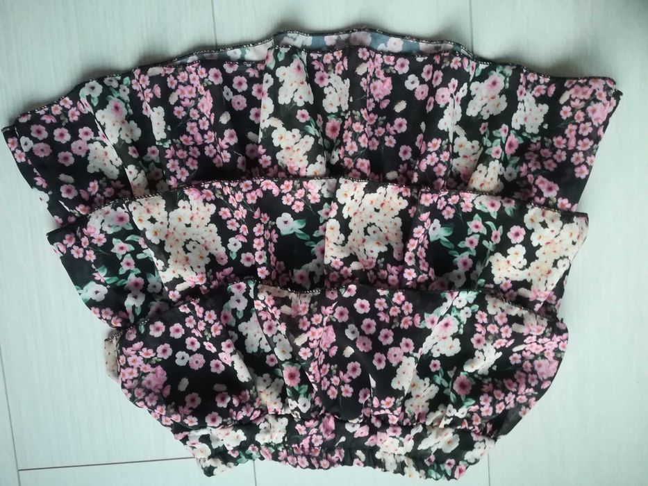 Sukienka w kwiatuszki dla dziewczynki 6/7 lat