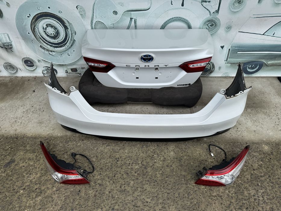 Toyota Camry 70  Кришка багажника Бампер задній Фонарь