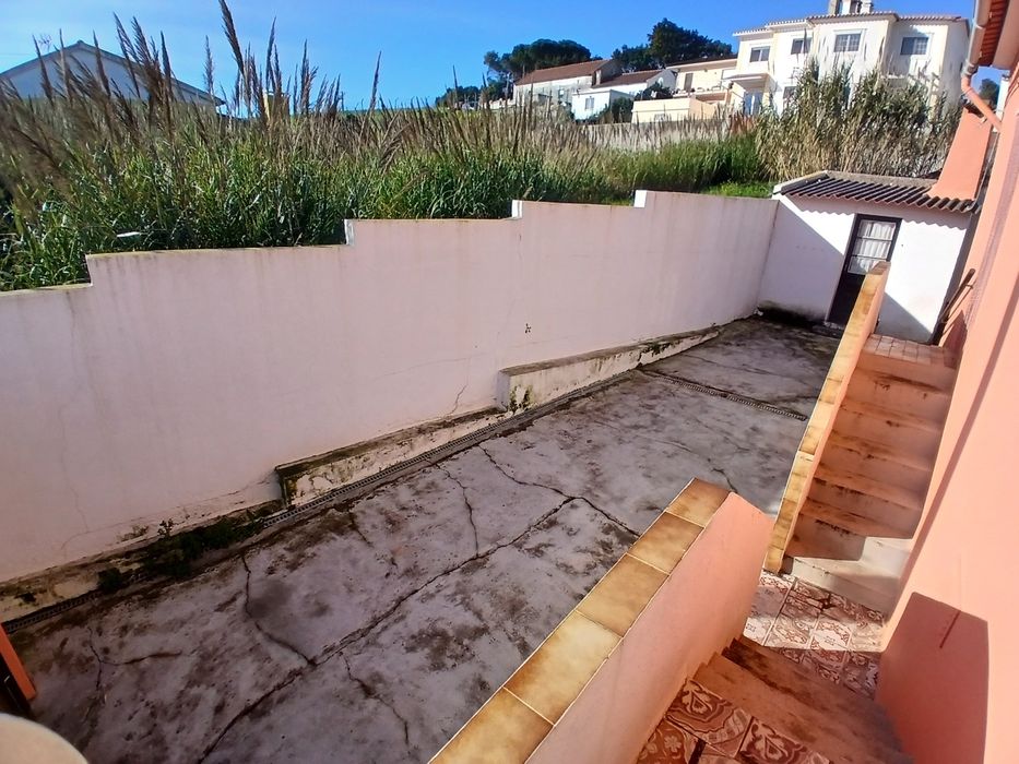 Moradia antiga, anexos, garagem e quintal