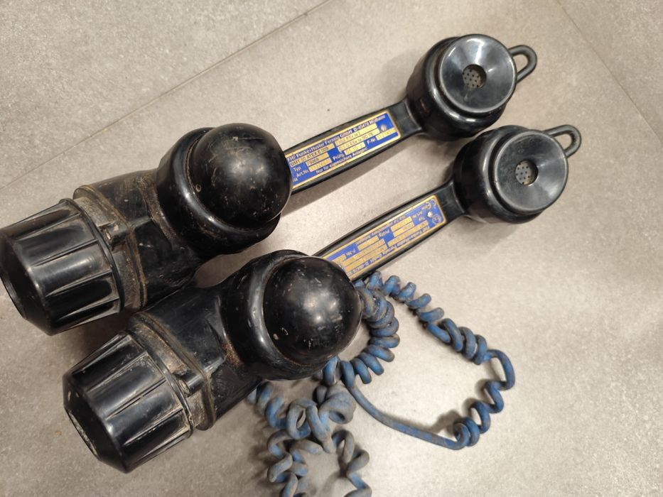 2 telefones antigos com rotor de ruído