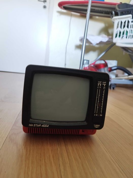 TV pequena portatil com mais de 30 anos