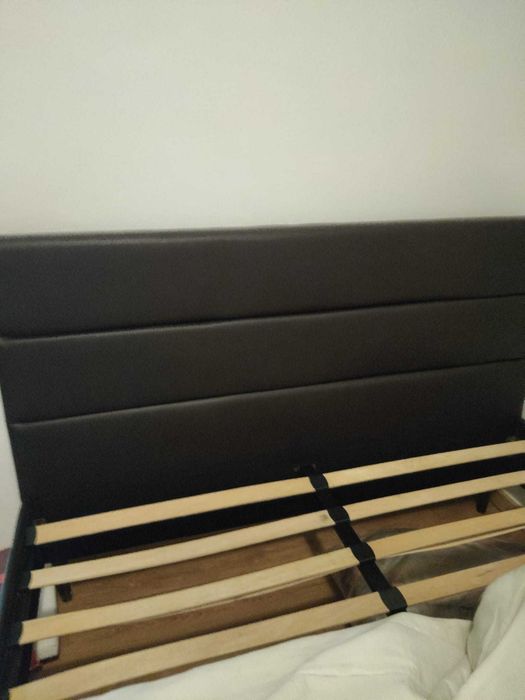 Cama de casal em napa preta