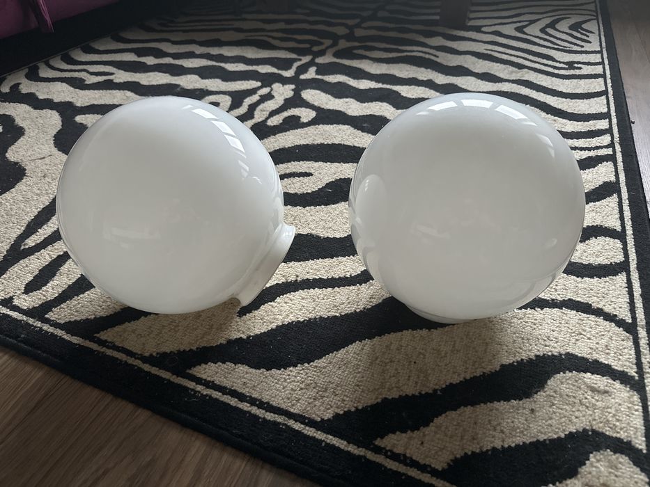 Dwa abażury klosze na lampe, szklane białe