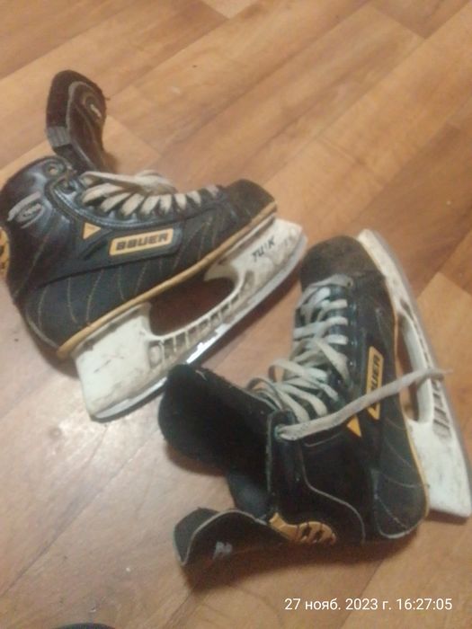 Хокейні ковзани...