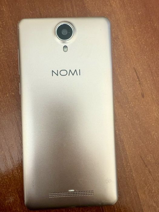 Мобильный телефон Nomi