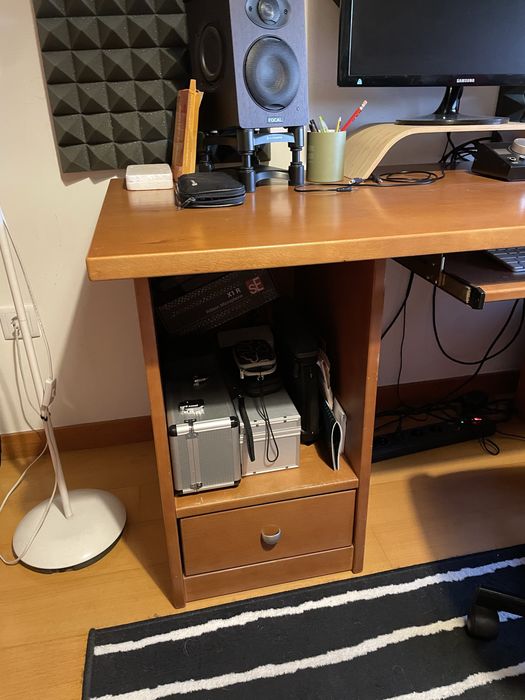 Secretaria e estante