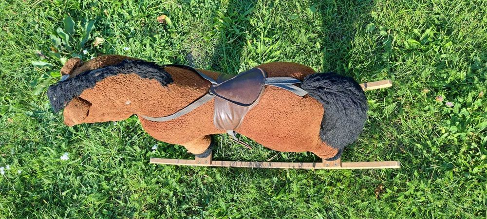 Stary, oryginalny, solidny konik na biegunach z PRL-u