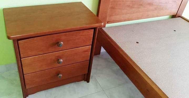 Vendo-Quarto solteiro e Mesa Cabeira-Pinho Mel