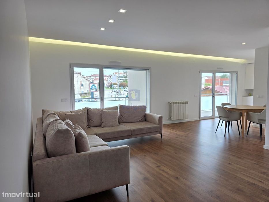 Apartamento semi-novo, T2, 2 WC, box p/ 2 carros e arrumos, em Leiria