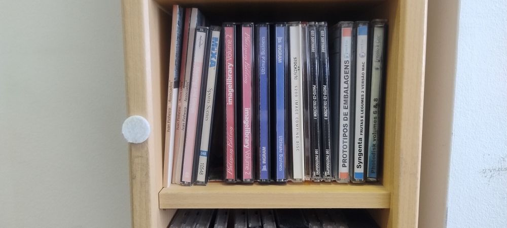 Dezenas de CDs ou DVD com imagens royaltyfree