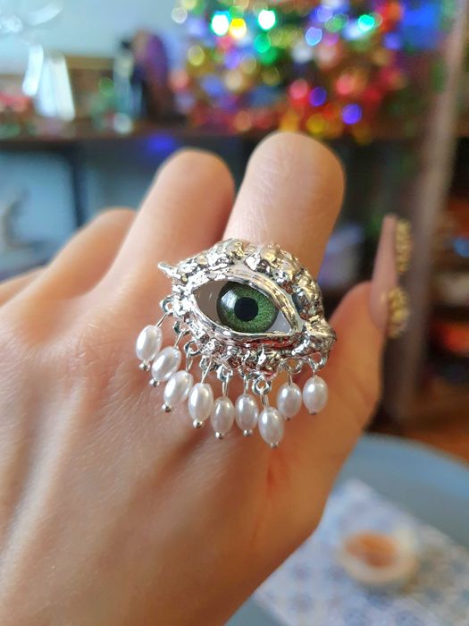 Anel surrealista olho verde, metal prateado, tamanho ajustável