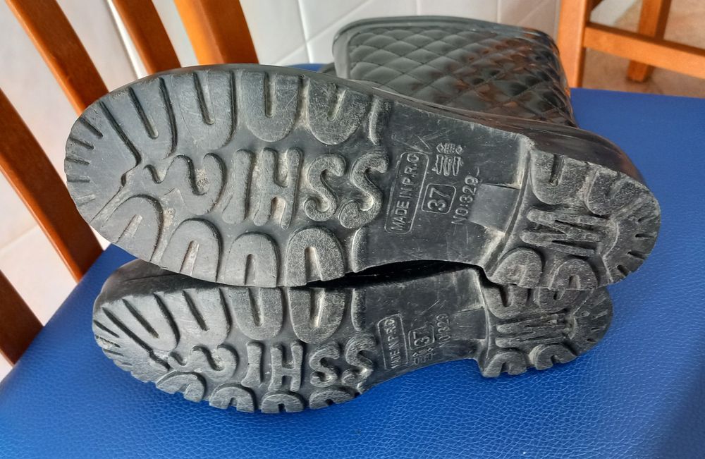 BOTAS IMPERMEÁVEIS,GALOCHAS.Dois pares pretas n°37.Pesca,campo,terreno