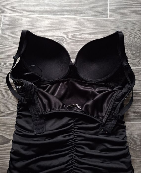 Неймовірна чорна сукня з паєтками і стразами