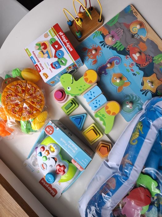 Paczka różnych zabawek, niektóre oryginalnie zapakowane