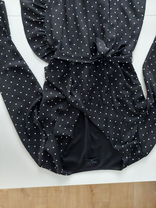 Czarna sukienka z długim rękawem w biale kropki Mohito r. 36/38