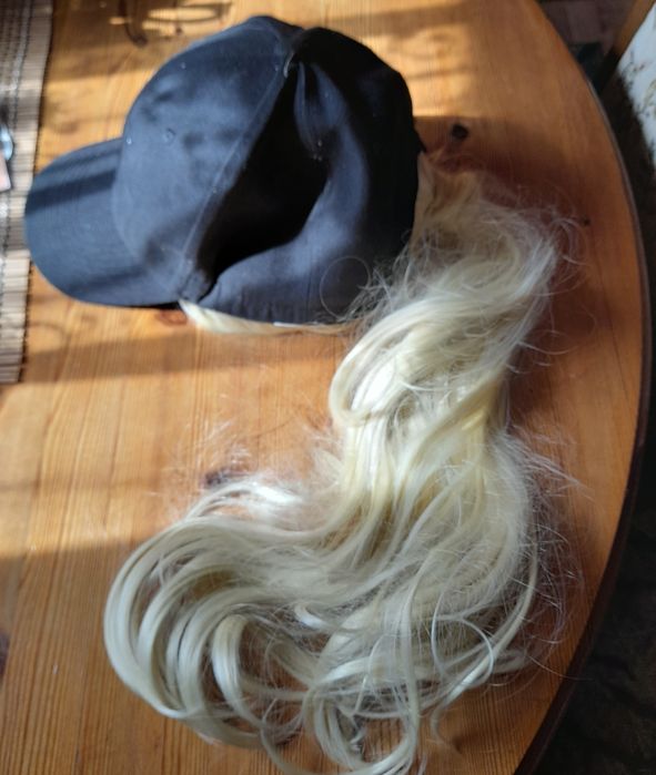 Czapka  z włosami blond