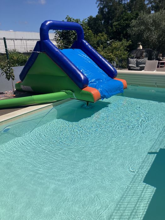 Insuflável Aquático com Escalada e Slide