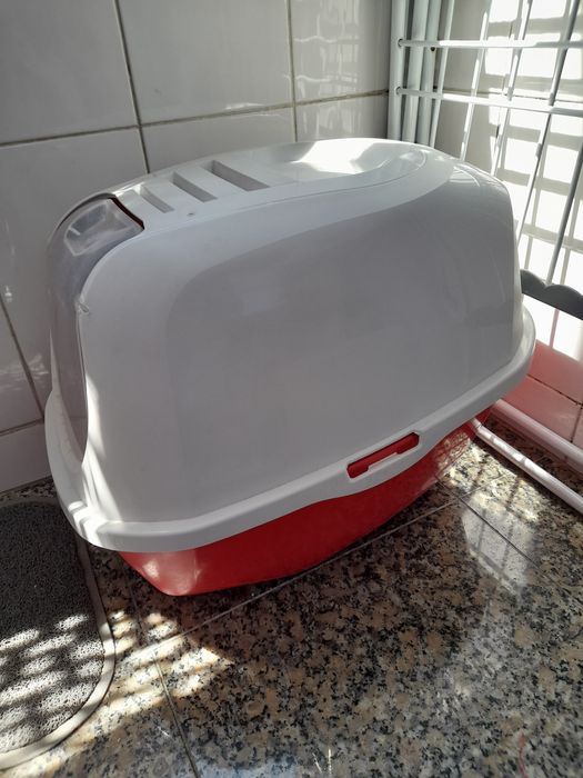 WC para Gato branco e coral