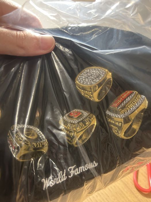 Boné Supreme x New Era Rings Box