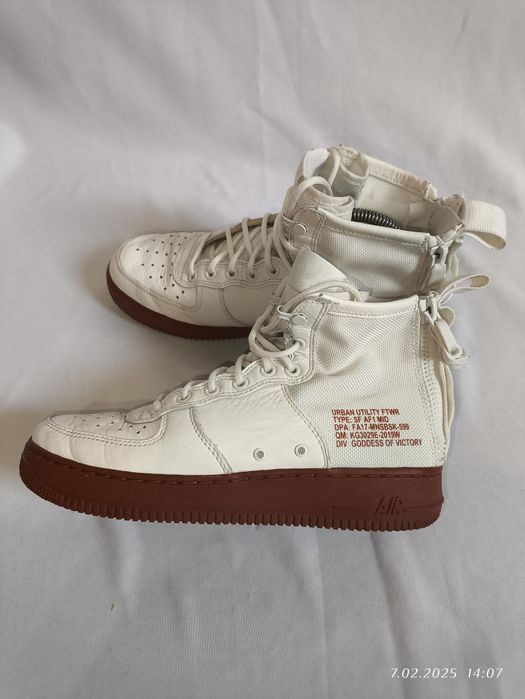 Nike Special Field Air Force 1 Mid Kość Słoniowa Czerwony Unisex  40