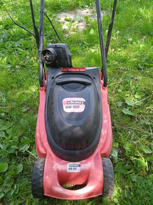 Кріплення двигуна i газонокосаркa.