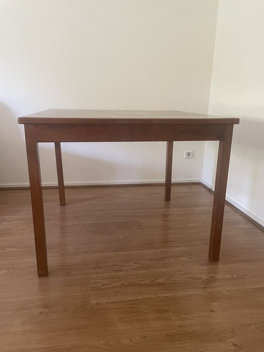 Mesa de sala de madeira