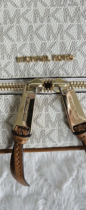 Sprzedam Śliczny plecaczek Mini rhea firmy Michael Kors 

Plecacze