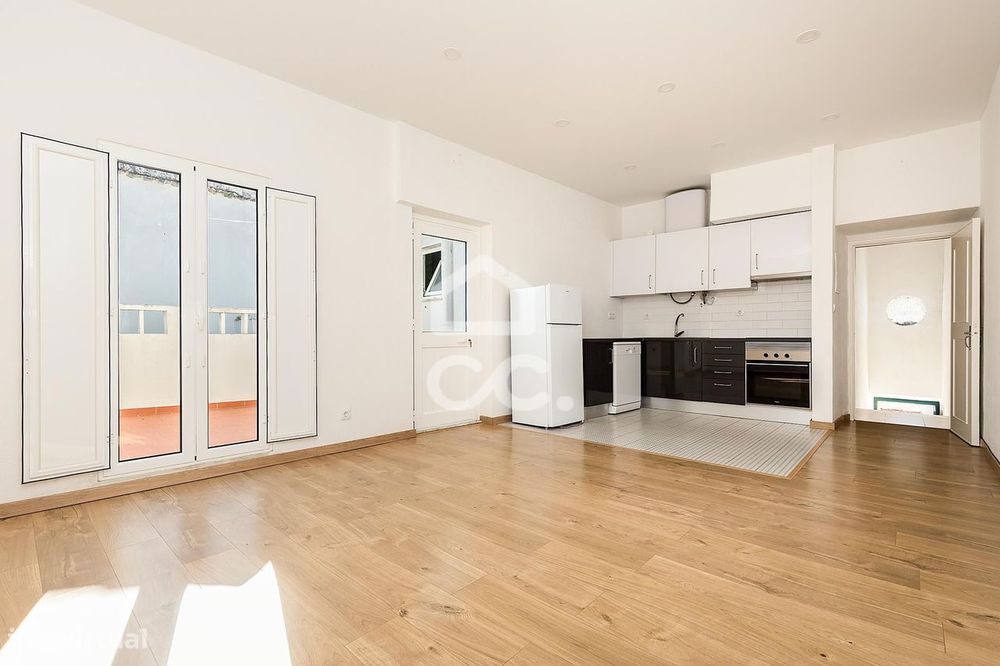 Moradia T3 Renovada c/ Terraço para Arrendamento | Centro Histórico de