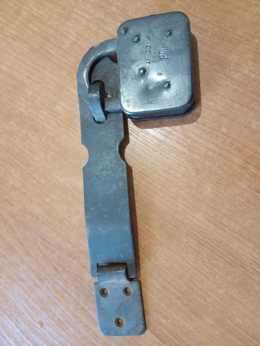 Старинный навесной замок..