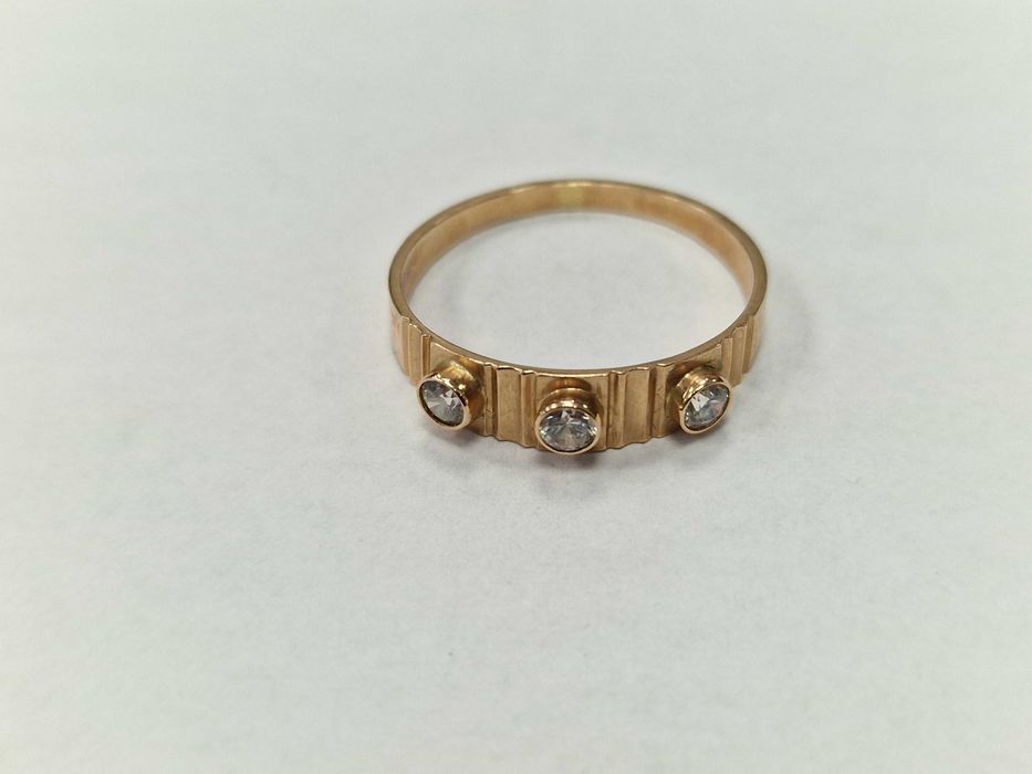 Złoty pierścionek/ 583/ 2.31 gram/ R21/ 3x cyrkonia/ Polska 1986-96