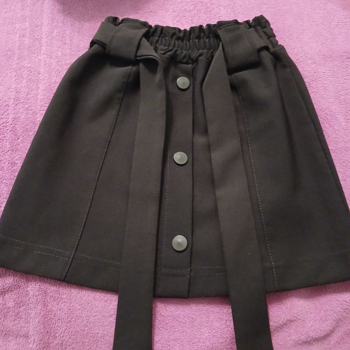 Чорна спідничка.