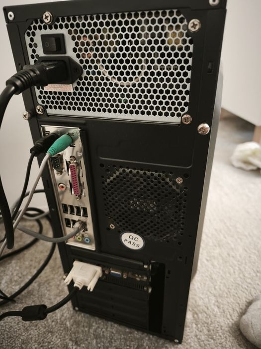 Komputer stacjonarny Intel Core 2 Quad, 8 GB RAM, Monitor Asus 18,5"