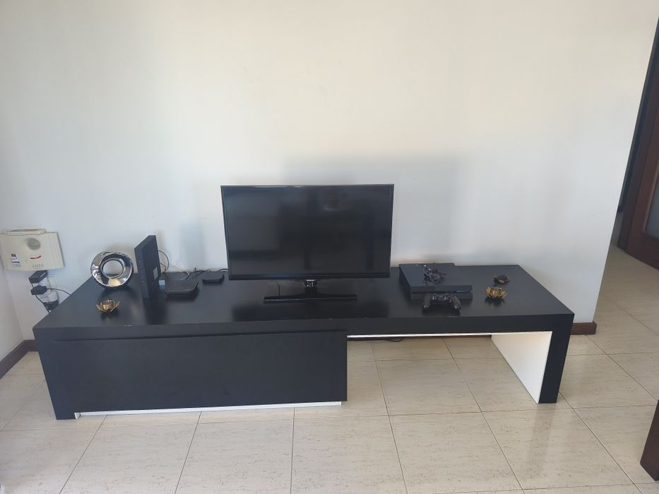 Móvel de TV preto e branco