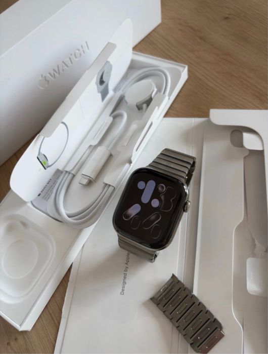 Apple Watch Series 11 GPS + Cellular, 46 mm, em Titânio Natural com Bracelete de Elos Natural.