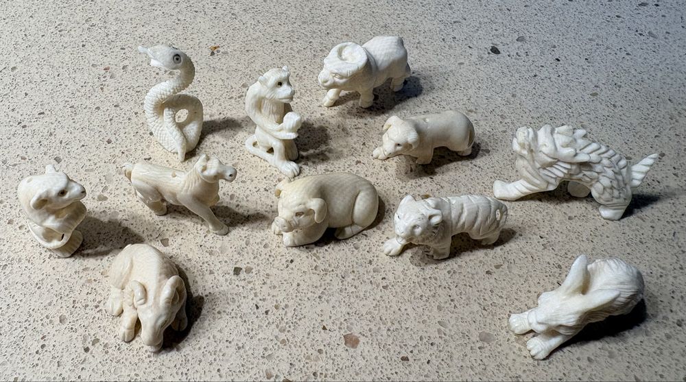 Antigo precioso conjunto de 11 animais asiáticos do Zodiaco esculpidos