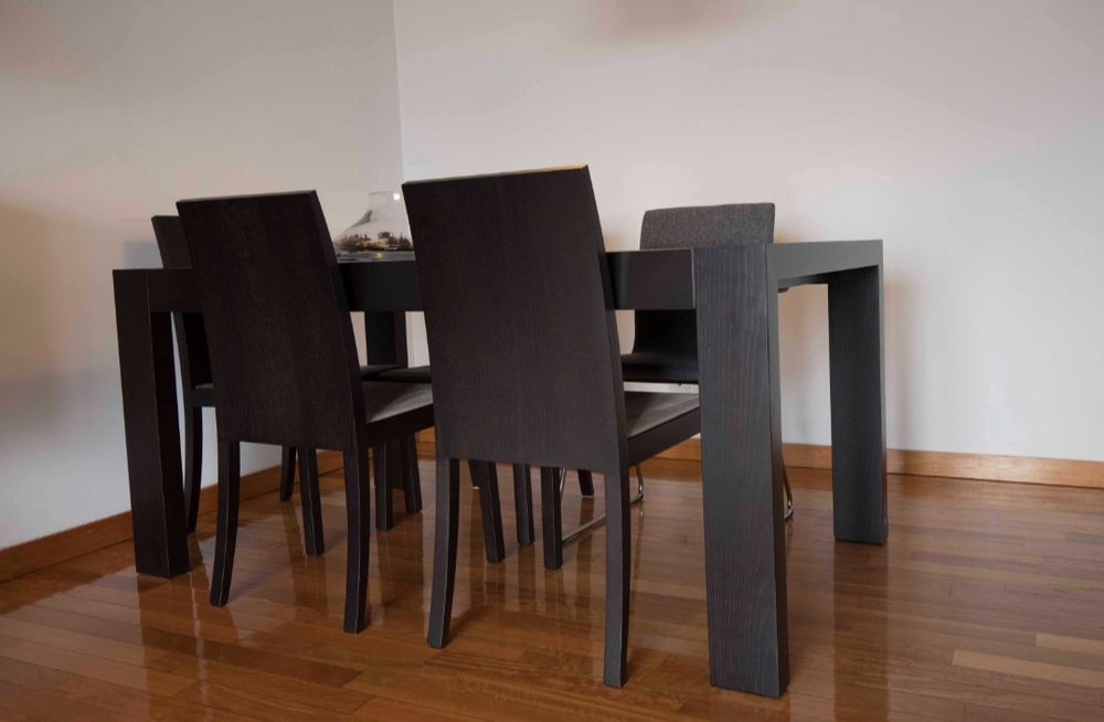 Mesa de madeira de carvalho e cadeiras